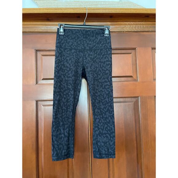 Lululemon Blackened Animal Print Cropped Legging Size 6